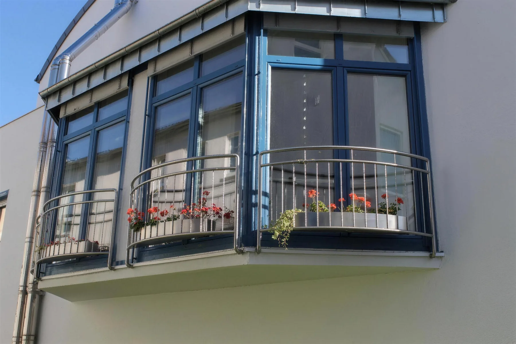 Balkon mit Edelstahlgeländer an einem Erker